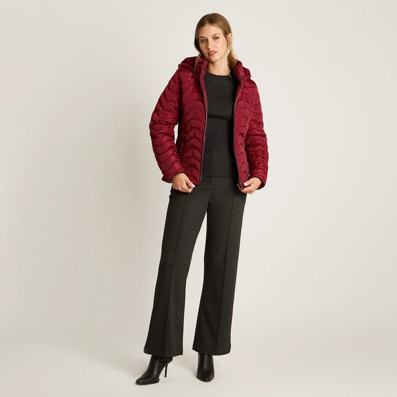 PARKA CORTA ROJA CON DISEÑO QUILTED FORRO Y GORRO - 4