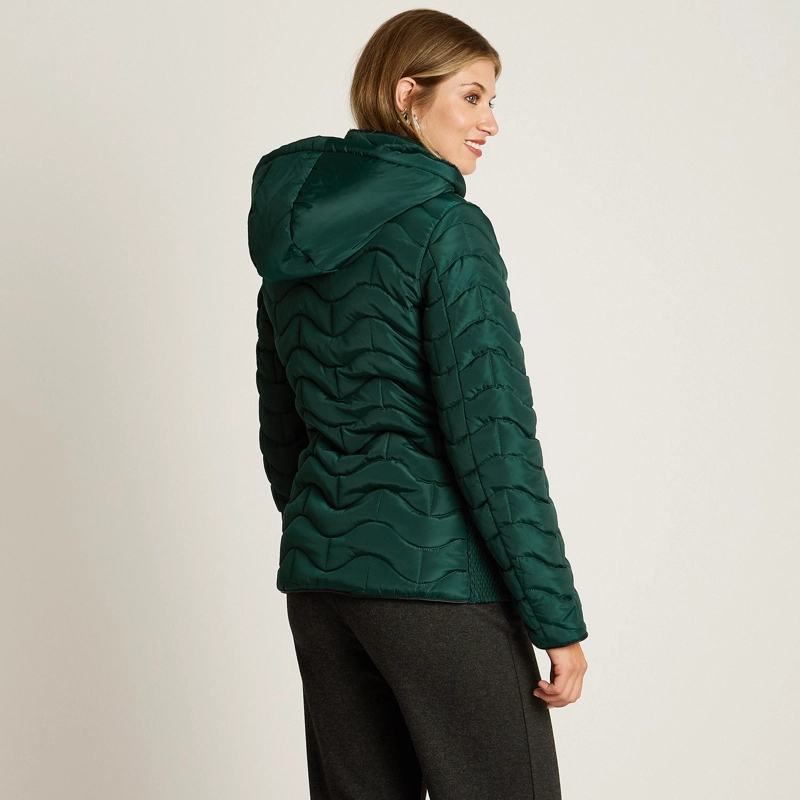 PARKA CORTA VERDE CON DISEÑO QUILTED EN ONDAS, FORRO Y GORRO - 2