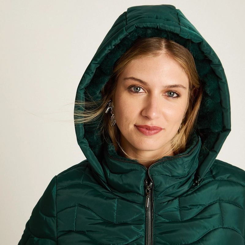 PARKA CORTA VERDE CON DISEÑO QUILTED EN ONDAS, FORRO Y GORRO - 3