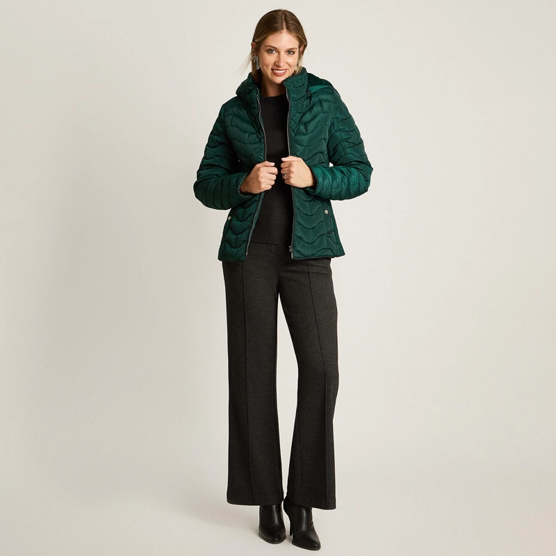 PARKA CORTA VERDE CON DISEÑO QUILTED EN ONDAS, FORRO Y GORRO - 4