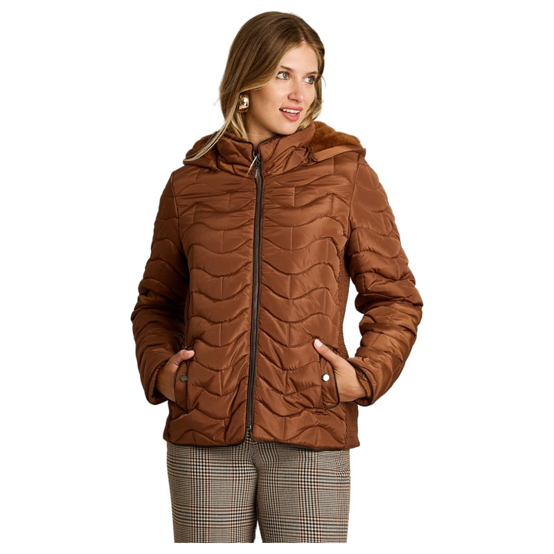 PARKA CORTA CAMEL CON DISEÑO QUILTED EN ONDAS, FORRO Y GORRO - 1