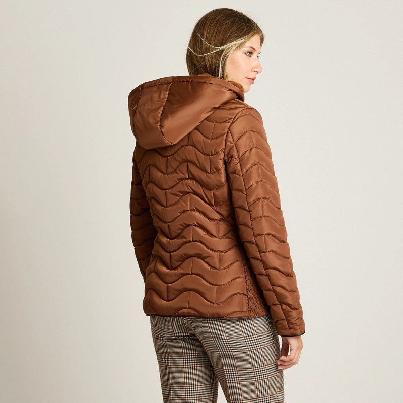 PARKA CORTA CAMEL CON DISEÑO QUILTED EN ONDAS, FORRO Y GORRO - 2