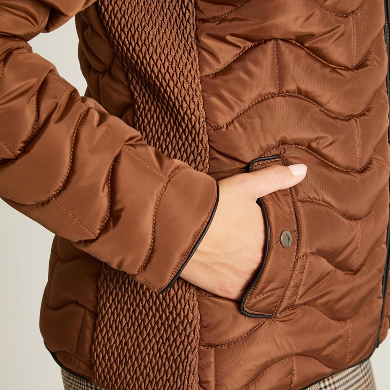 PARKA CORTA CAMEL CON DISEÑO QUILTED EN ONDAS, FORRO Y GORRO - 3