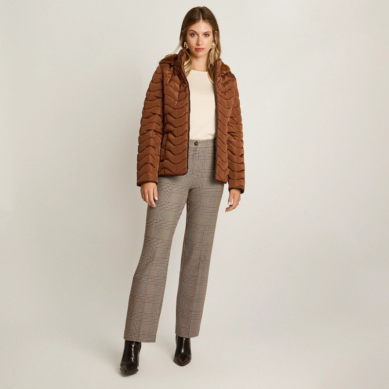 PARKA CORTA CAMEL CON DISEÑO QUILTED EN ONDAS, FORRO Y GORRO - 4