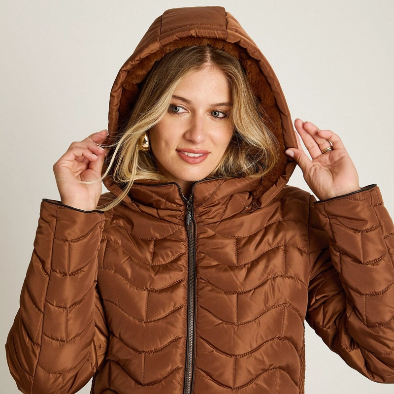 PARKA CORTA CAMEL CON DISEÑO QUILTED EN ONDAS, FORRO Y GORRO - 5