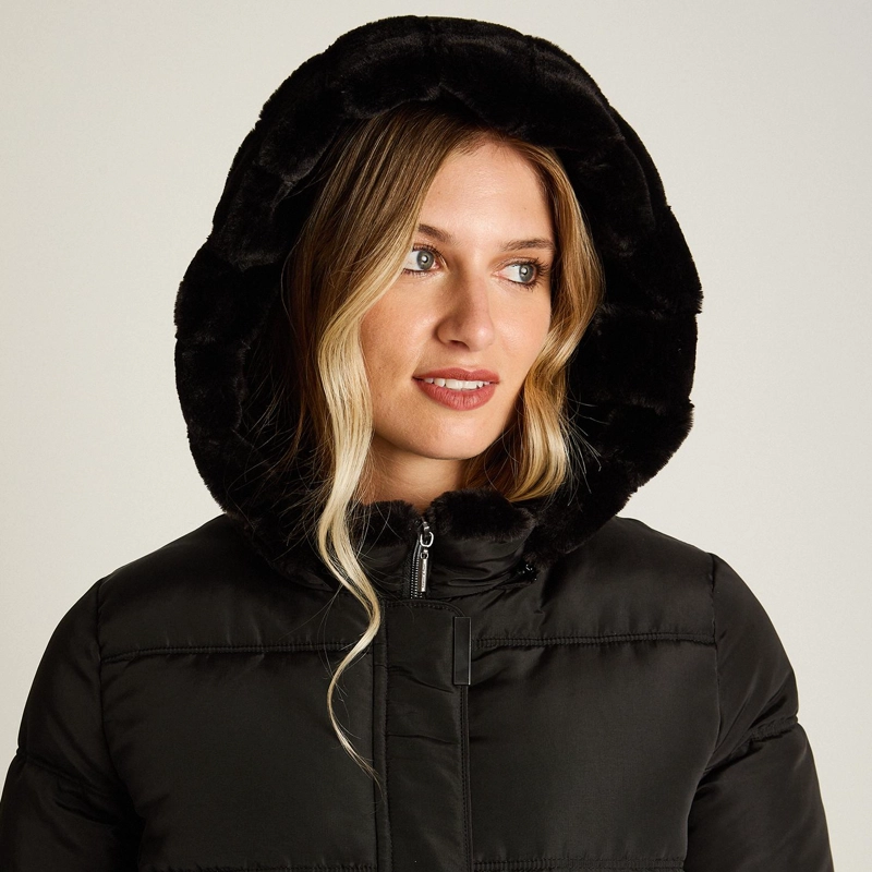 PARKA LARGA NEGRA CON GORRO PELUDO Y DETALLES DE PELUCHE - 3