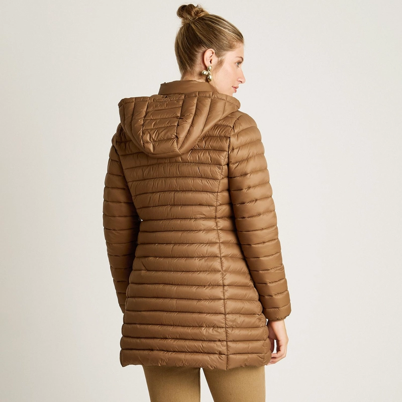 PARKA LARGA CAFE  CON DISEÑO QUILTED Y GORRO DESMONTABLE - 2