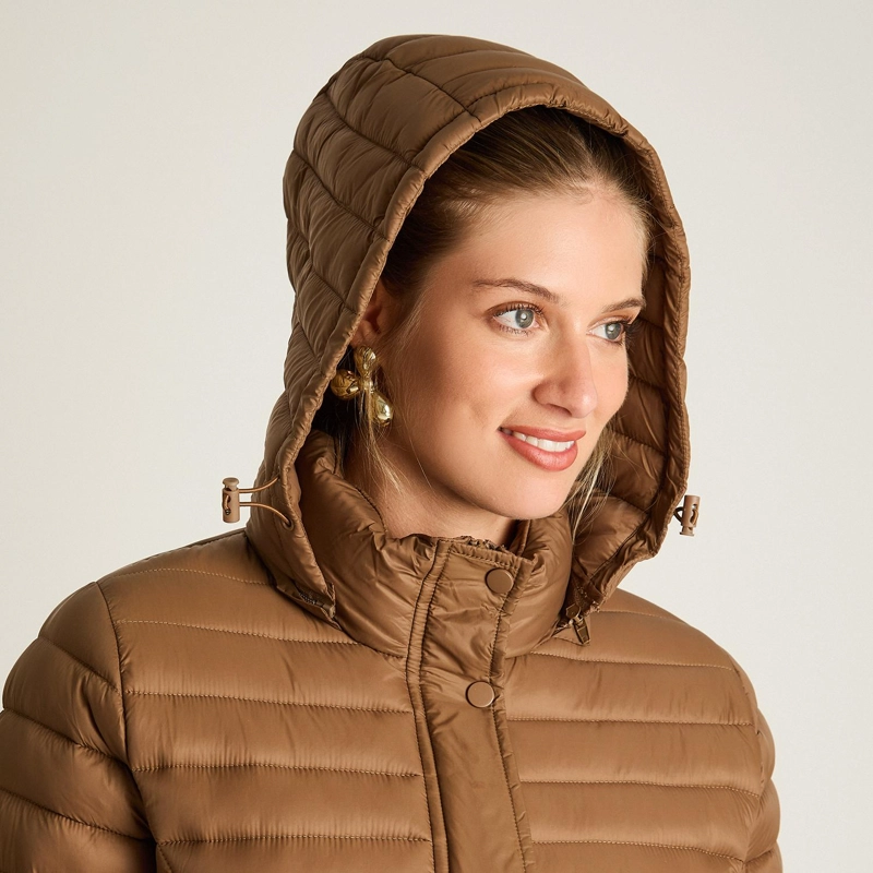 PARKA LARGA CAFE  CON DISEÑO QUILTED Y GORRO DESMONTABLE - 3