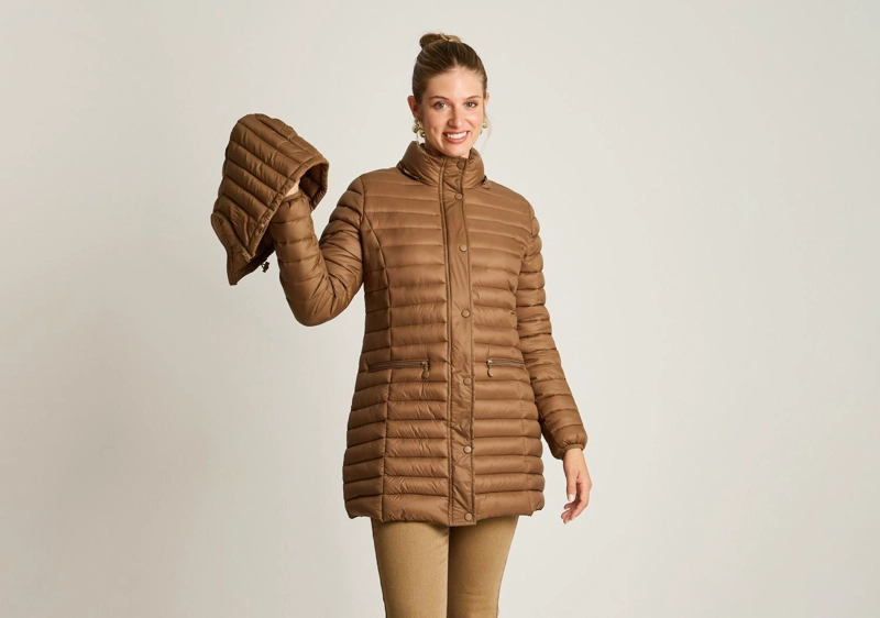 PARKA LARGA CAFE  CON DISEÑO QUILTED Y GORRO DESMONTABLE - 5
