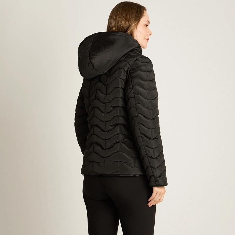 PARKA CORTA NEGRA CON DISEÑO QUILTED EN ONDAS, FORRO Y GORRO - 2