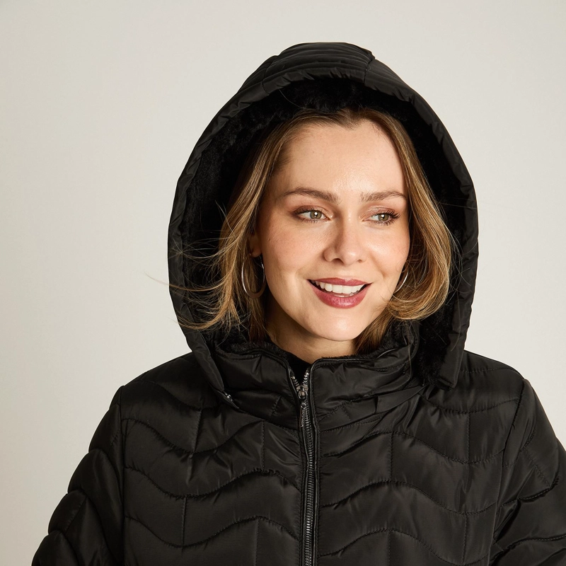 PARKA CORTA NEGRA CON DISEÑO QUILTED EN ONDAS, FORRO Y GORRO - 3