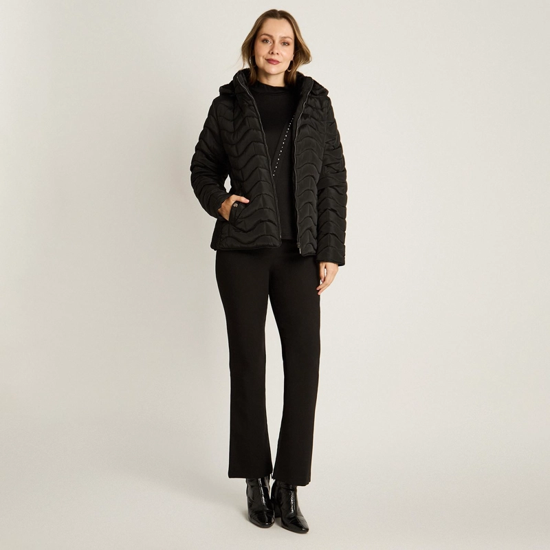 PARKA CORTA NEGRA CON DISEÑO QUILTED EN ONDAS, FORRO Y GORRO - 4