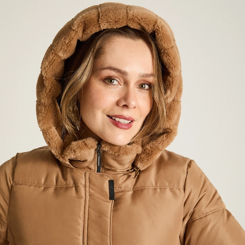 PARKA LARGA CAMEL CON GORRO PELUDO Y DETALLES DE PELUCHE - 3