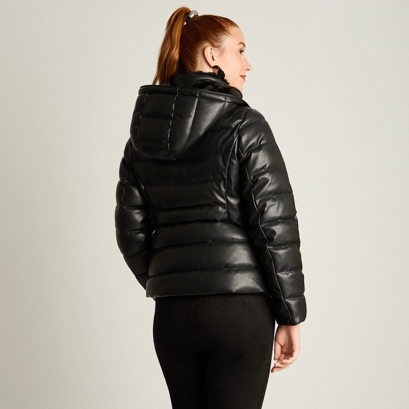 PARKA NEGRA DE ECOCUERO CON DISEÑO QUILTED Y GORRO - 2