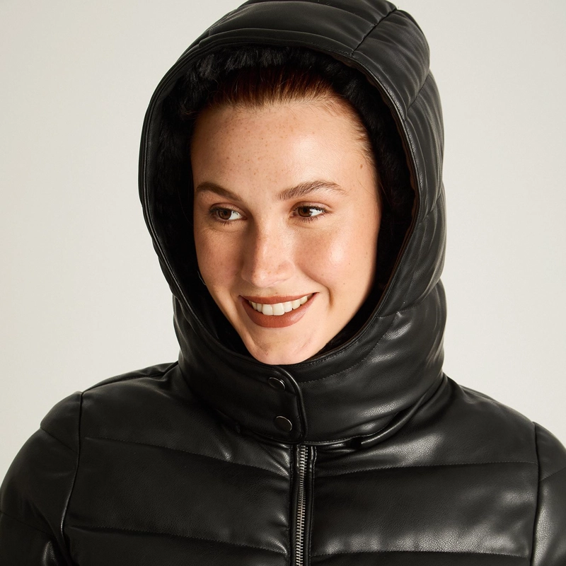 PARKA NEGRA DE ECOCUERO CON DISEÑO QUILTED Y GORRO - 3