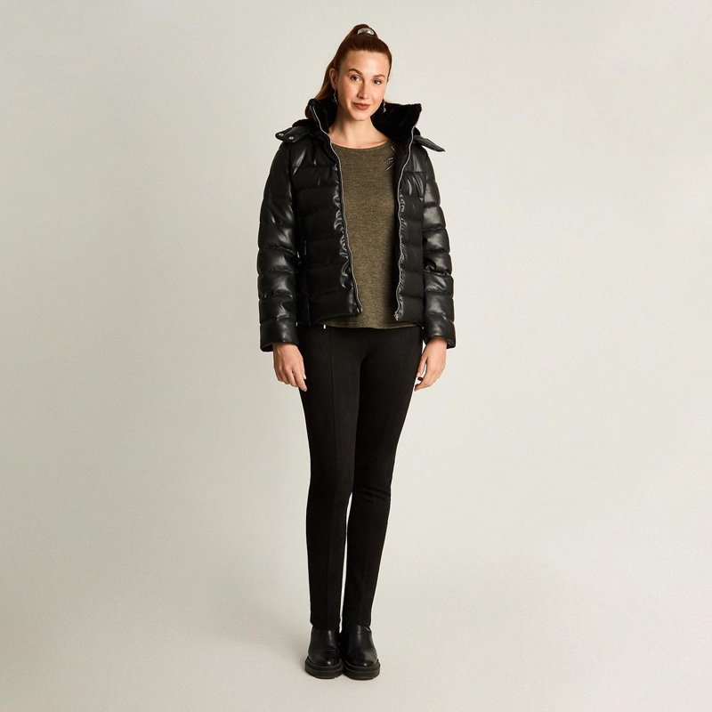 PARKA NEGRA DE ECOCUERO CON DISEÑO QUILTED Y GORRO - 4
