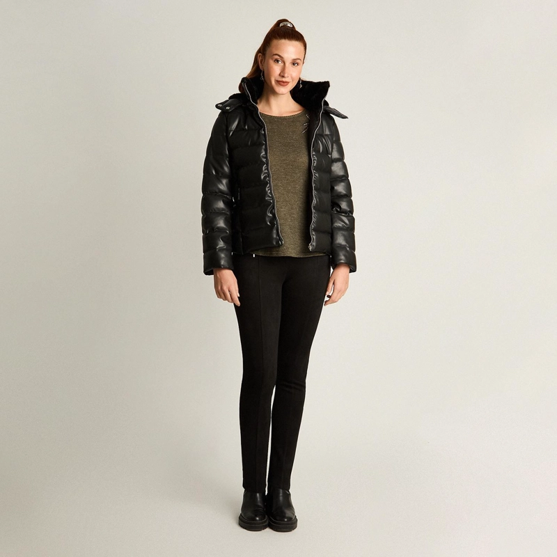 PARKA NEGRA DE ECOCUERO CON DISEÑO QUILTED Y GORRO - 4