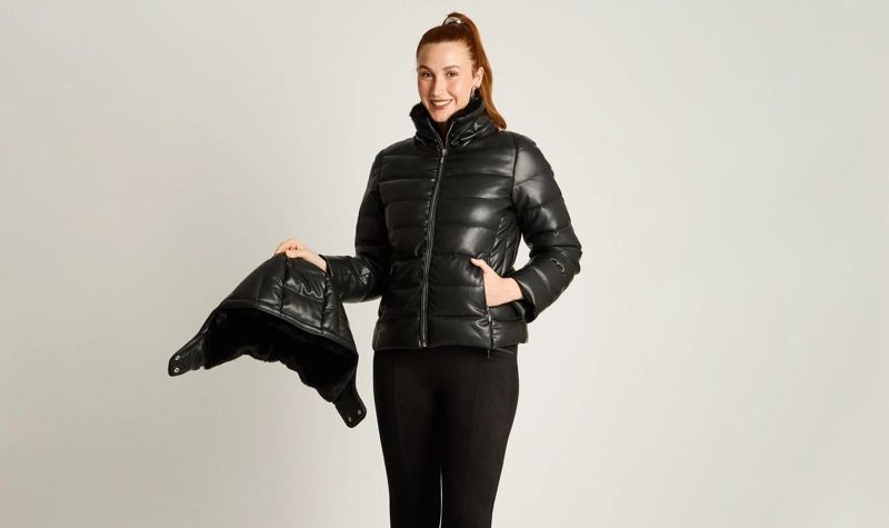PARKA NEGRA DE ECOCUERO CON DISEÑO QUILTED Y GORRO - 5