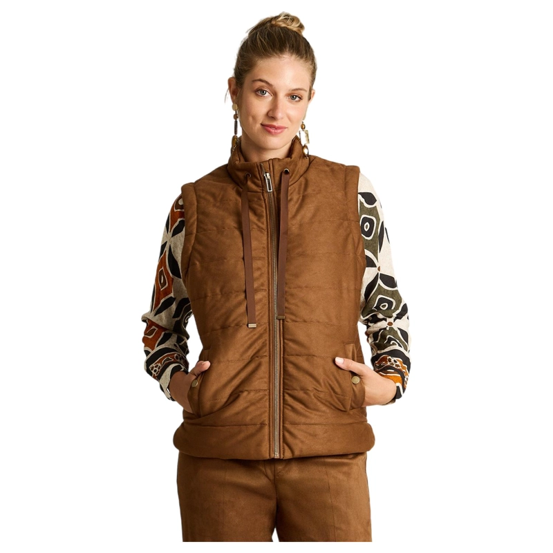 CHAQUETA CAMEL DE SUEDE SIN MANGAS CON DISEÑO QUILTED Y CIERRE FULL ZIPPER - 1
