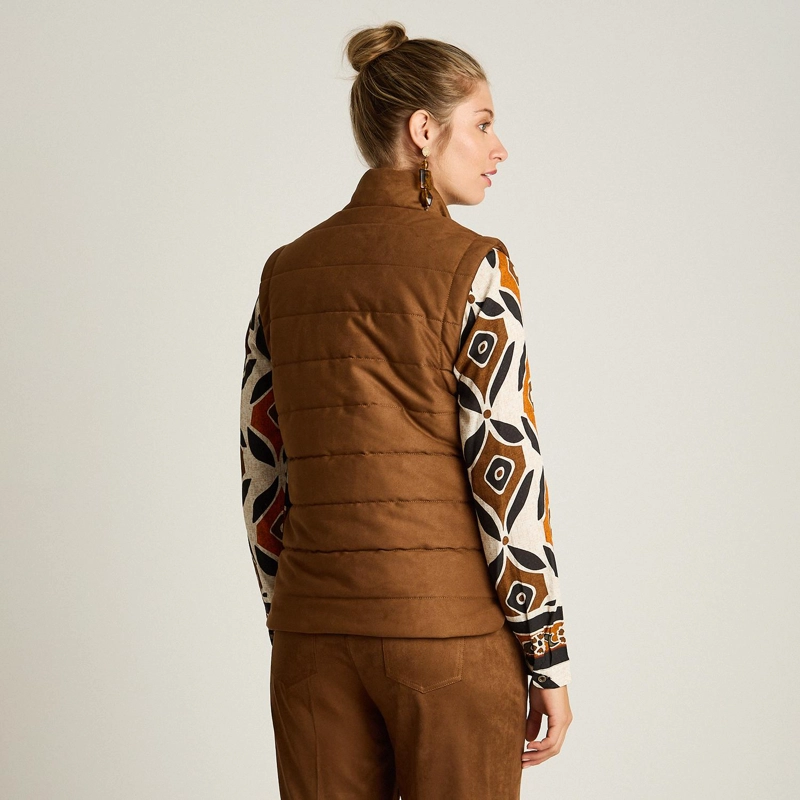 CHAQUETA CAMEL DE SUEDE SIN MANGAS CON DISEÑO QUILTED Y CIERRE FULL ZIPPER - 2