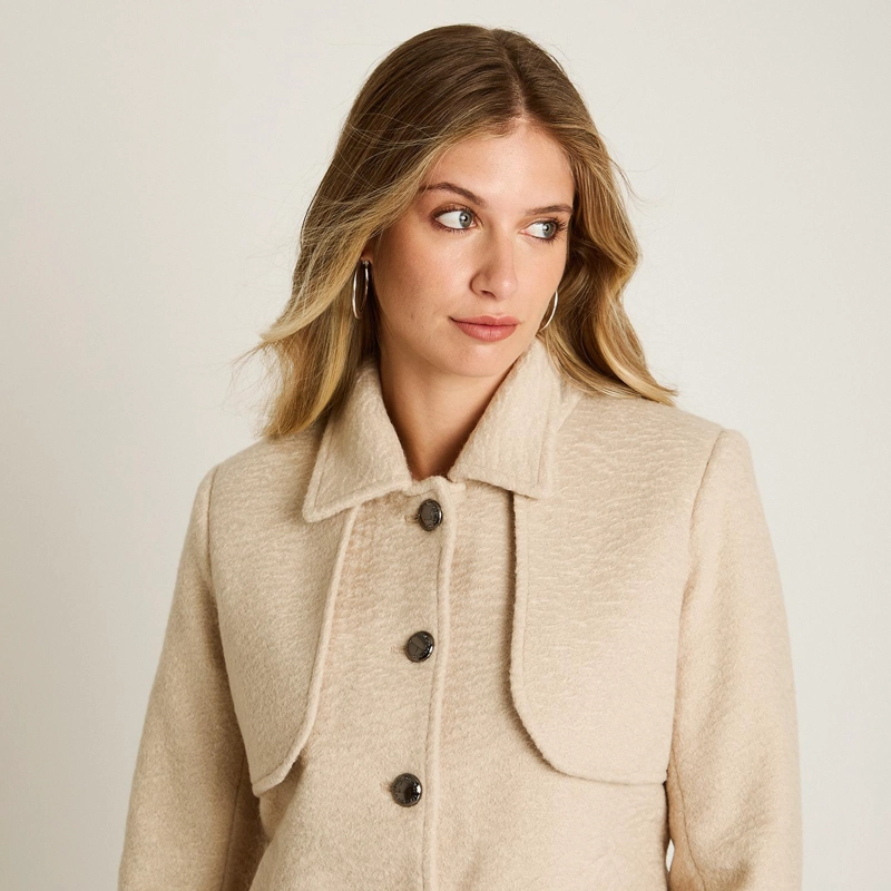 CHAQUETA BEIGE CON BOTONES Y CUELLO CON SOLAPA - 3