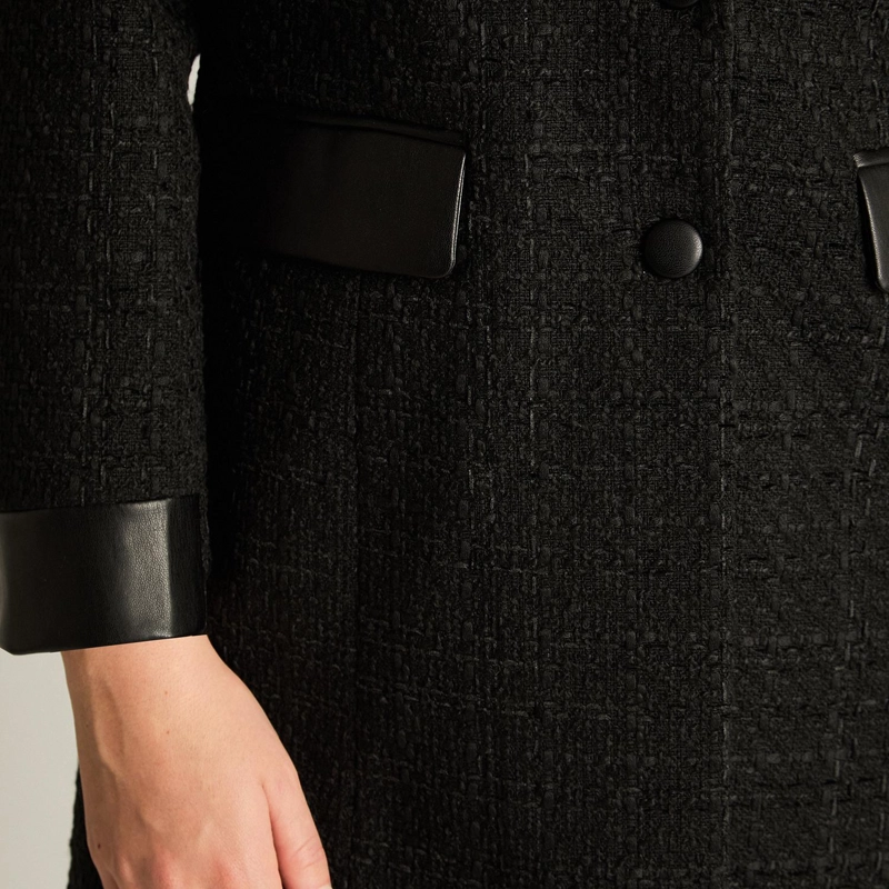 ABRIGO NEGRO CON LUREX DOS BOTONES Y DETALLES EN ECOCUERO - 3