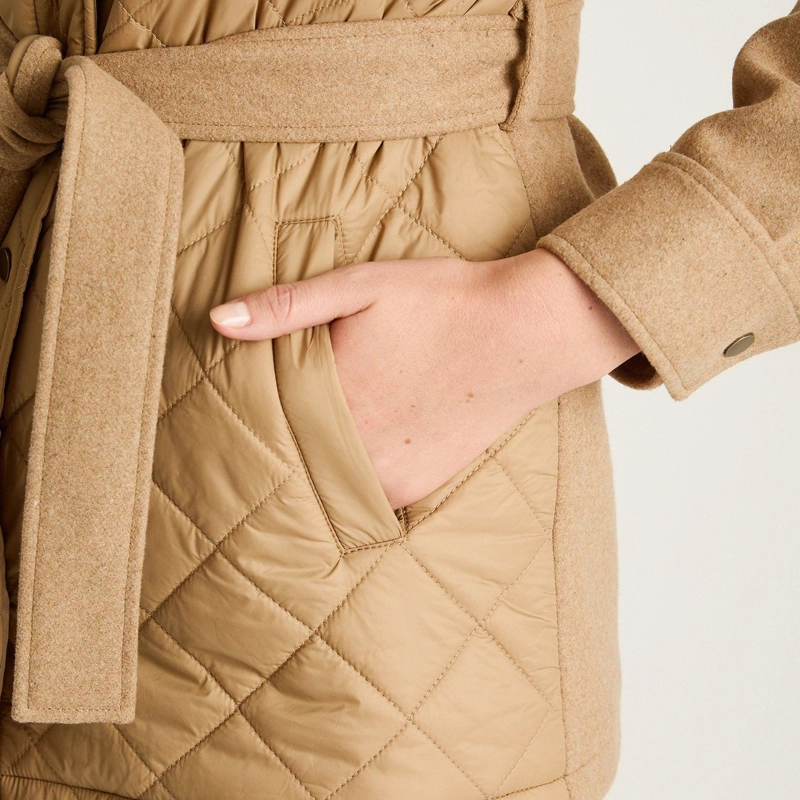ABRIGO CAMEL CON CAPUCHA QUILT Y AMARRA EN CINTURA - 5