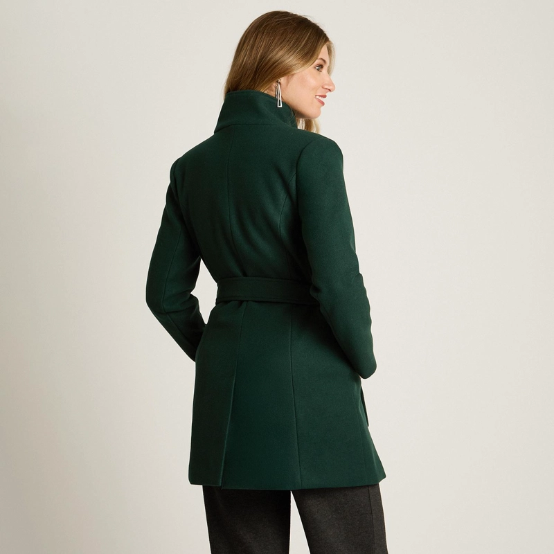 ABRIGO VERDE CON AMARRA EN CINTURA Y CUELLO ALTO - 2