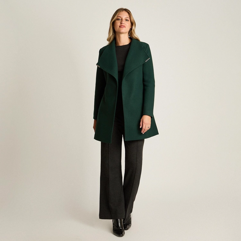 ABRIGO VERDE CON AMARRA EN CINTURA Y CUELLO ALTO - 4