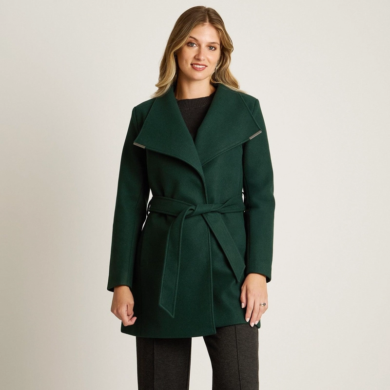 ABRIGO VERDE CON AMARRA EN CINTURA Y CUELLO ALTO - 5