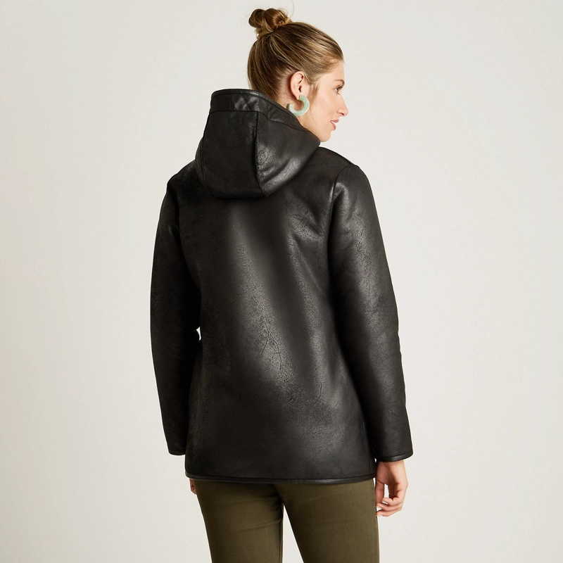 CHAQUETA NEGRA DE ECOCUERO CON GORRO Y FORRO SHERPA - 2