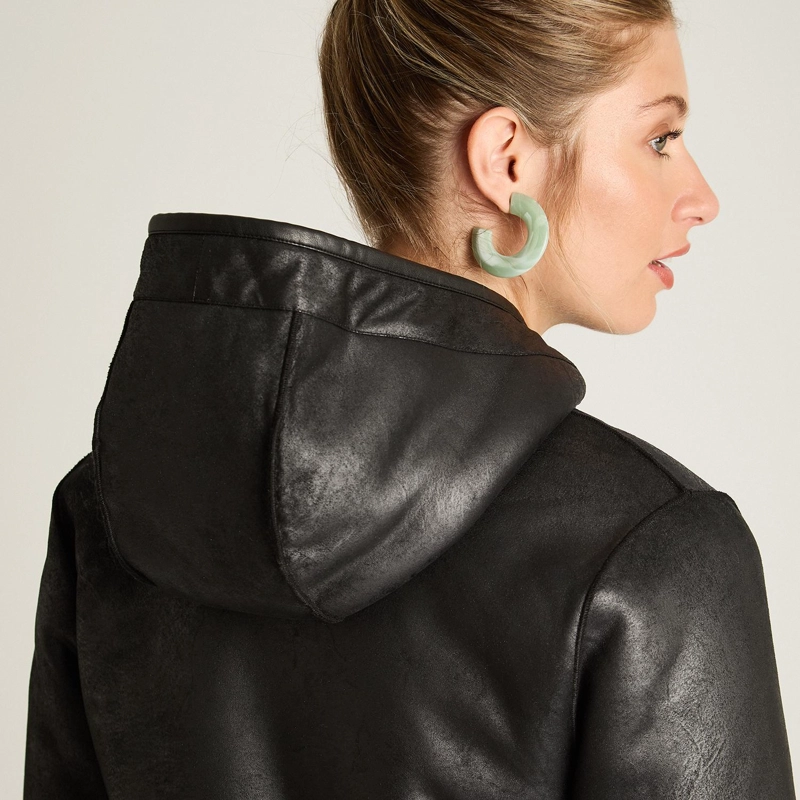 CHAQUETA NEGRA DE ECOCUERO CON GORRO Y FORRO SHERPA - 3