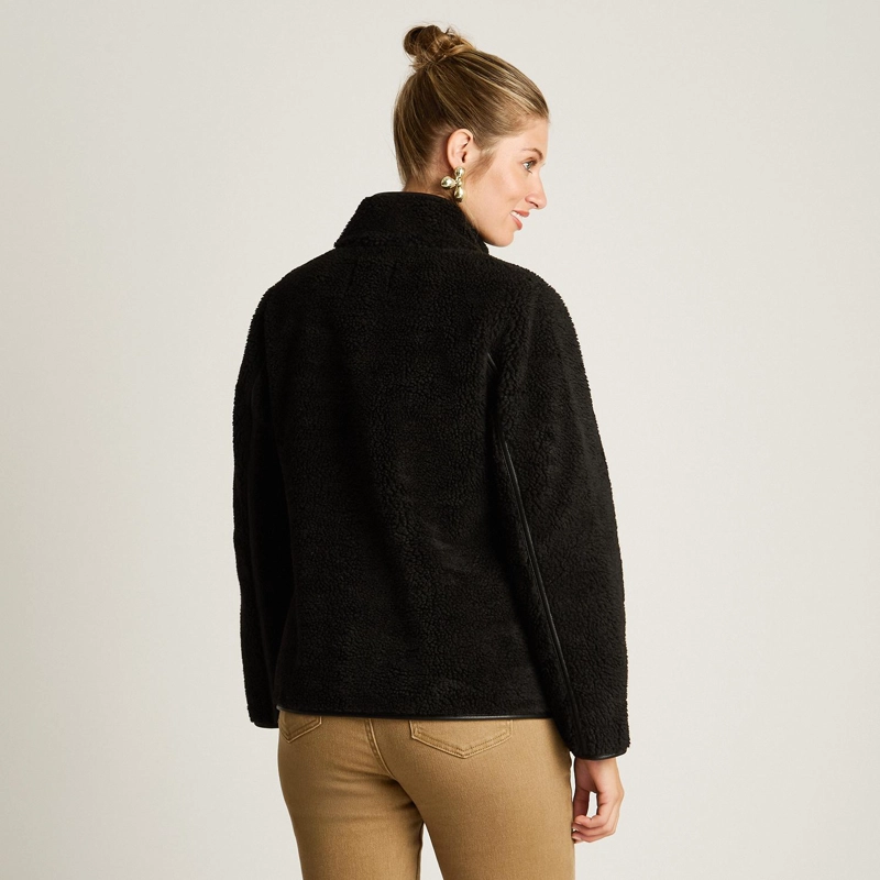 CHAQUETA NEGRA DE SHERPA CON BOTONES Y DETALLES EN ECOCUERO - 2