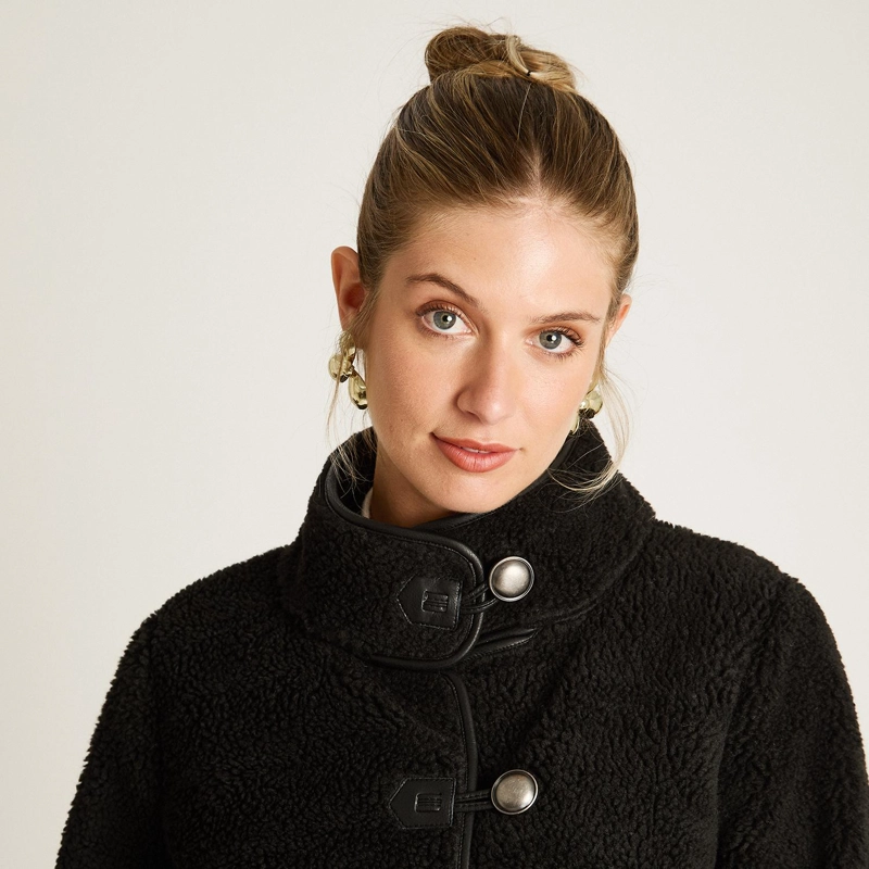 CHAQUETA NEGRA DE SHERPA CON BOTONES Y DETALLES EN ECOCUERO - 3