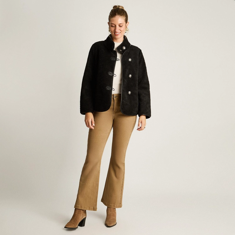 CHAQUETA NEGRA DE SHERPA CON BOTONES Y DETALLES EN ECOCUERO - 4
