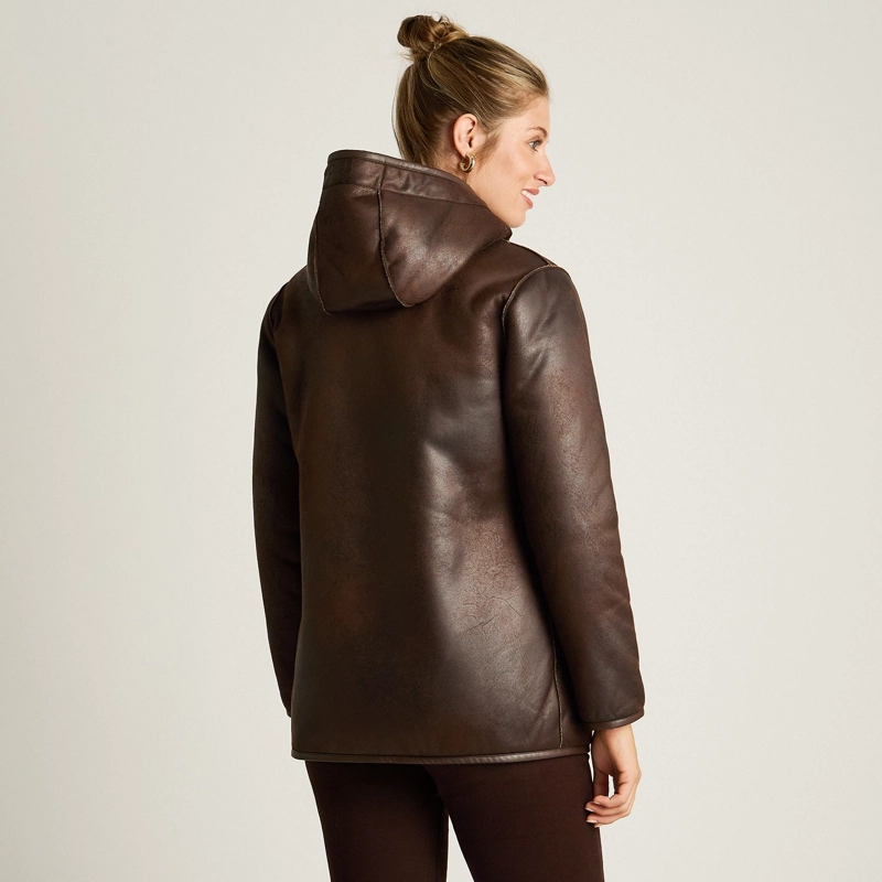CHAQUETA CAFE  DE ECOCUERO CON GORRO Y FORRO SHERPA - 2