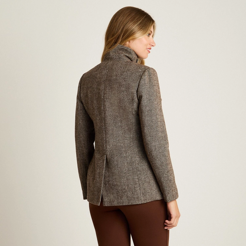 CHAQUETA CAFE  ESTILO CASACA CON ESTAMPADO GEOME TRICO CLASICO Y BOLSILLOS - 2