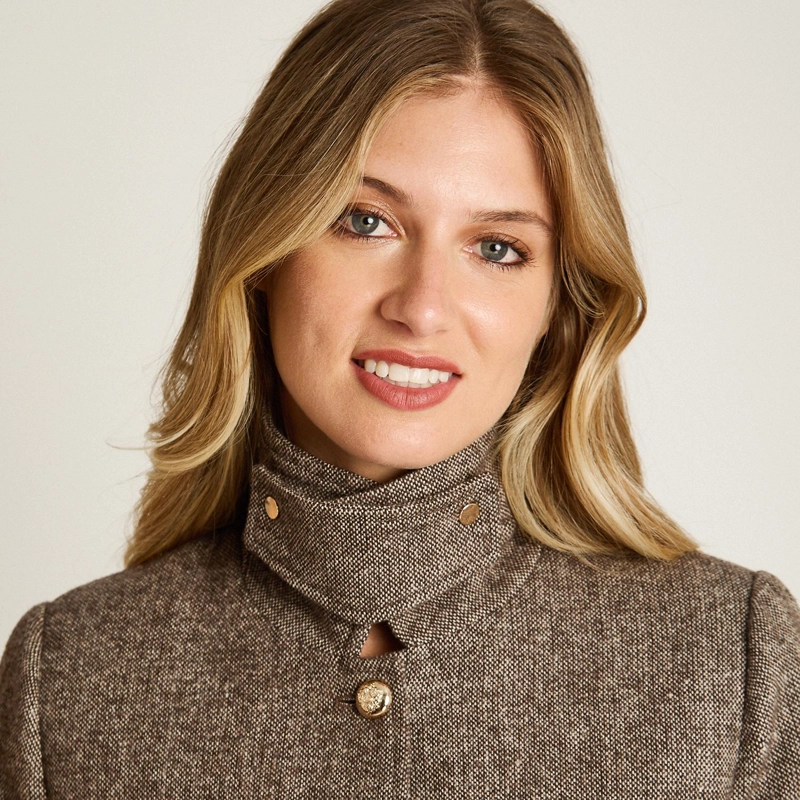 CHAQUETA CAFE  ESTILO CASACA CON ESTAMPADO GEOME TRICO CLASICO Y BOLSILLOS - 3