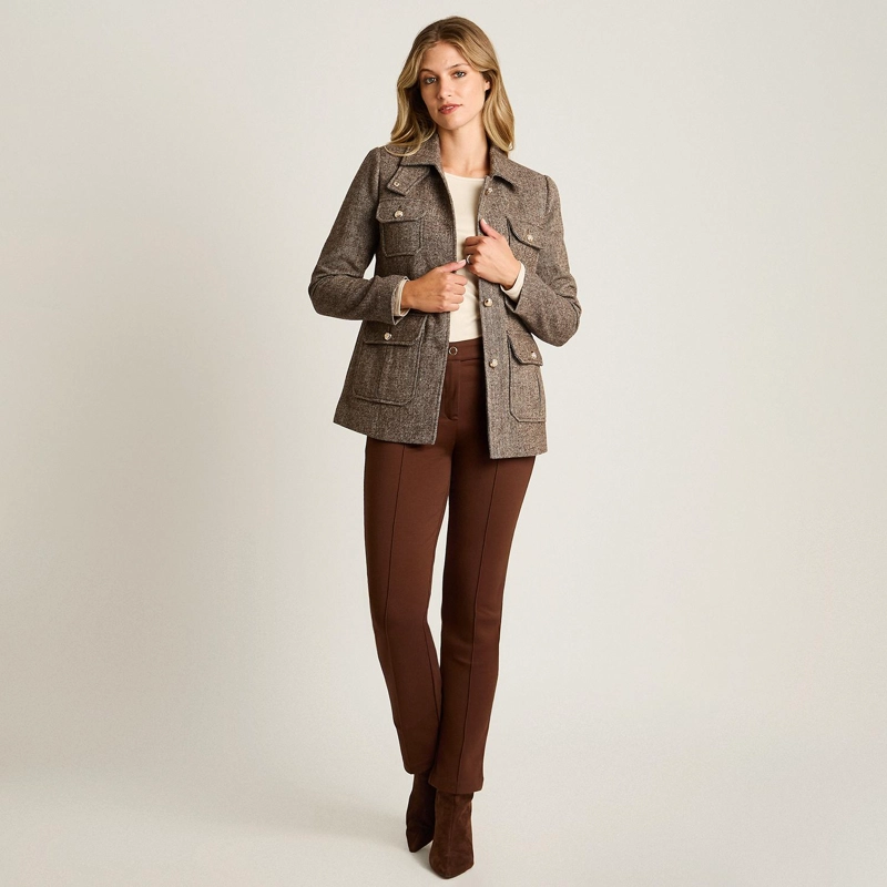 CHAQUETA CAFE  ESTILO CASACA CON ESTAMPADO GEOME TRICO CLASICO Y BOLSILLOS - 4