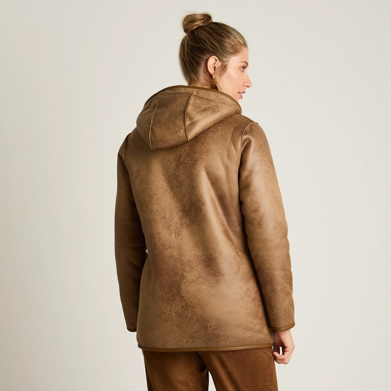 CHAQUETA CAMEL DE ECOCUERO CON GORRO Y FORRO SHERPA - 2