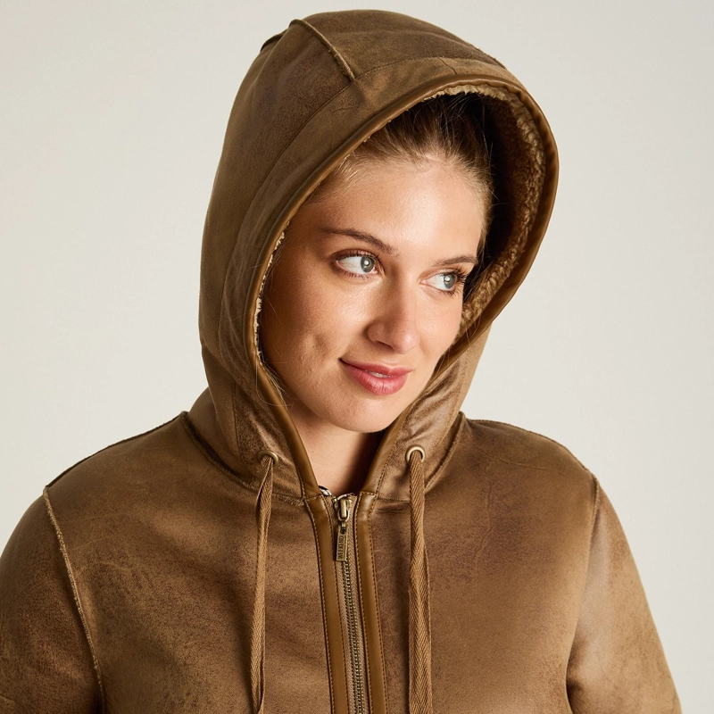 CHAQUETA CAMEL DE ECOCUERO CON GORRO Y FORRO SHERPA - 3