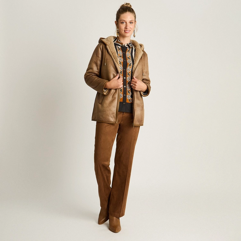 CHAQUETA CAMEL DE ECOCUERO CON GORRO Y FORRO SHERPA - 4