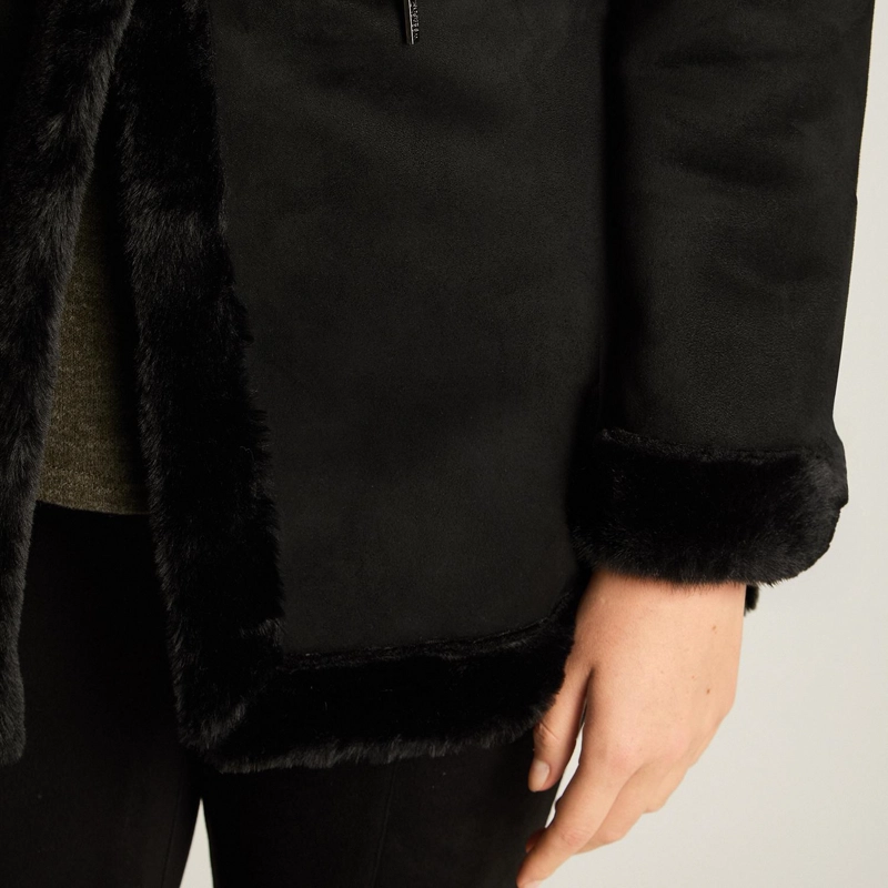 CHAQUETA NEGRA DE SUEDE CON FORRO SHERPA Y SOLAPA AMPLIA - 3