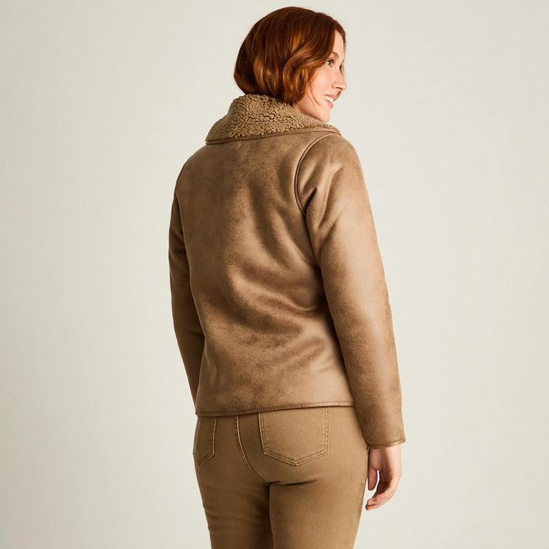 CHAQUETA CAMEL EN ECOCUERO CON CUELLO SHERPA Y DOBLE BOTONADURA - 2