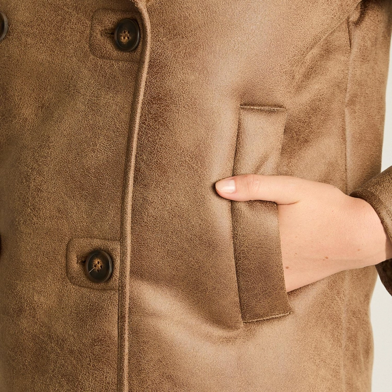 CHAQUETA CAMEL EN ECOCUERO CON CUELLO SHERPA Y DOBLE BOTONADURA - 3