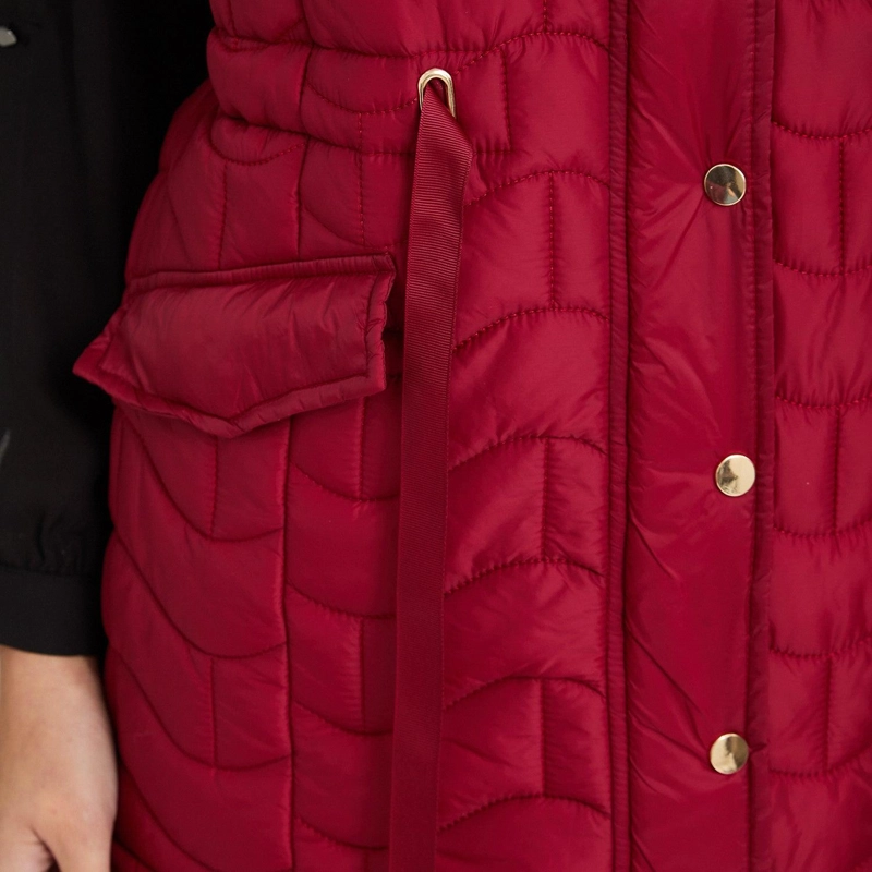 PARKA SIN MANGAS LARGA ROJA CON AJUSTADOR DE CINTURA - 4