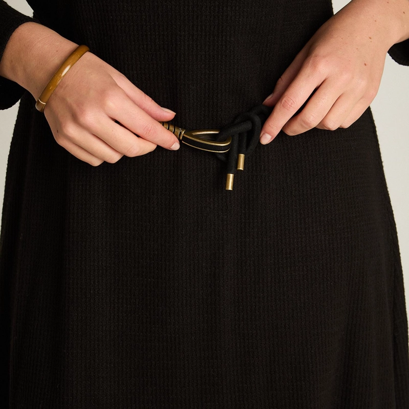 VESTIDO NEGRO DE LANILLA CON CUELLO ALTO Y CINTURON - 3