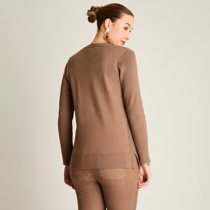 CARDIGAN TAUPE ESCOTE V CON BOTONES CAREY - 2