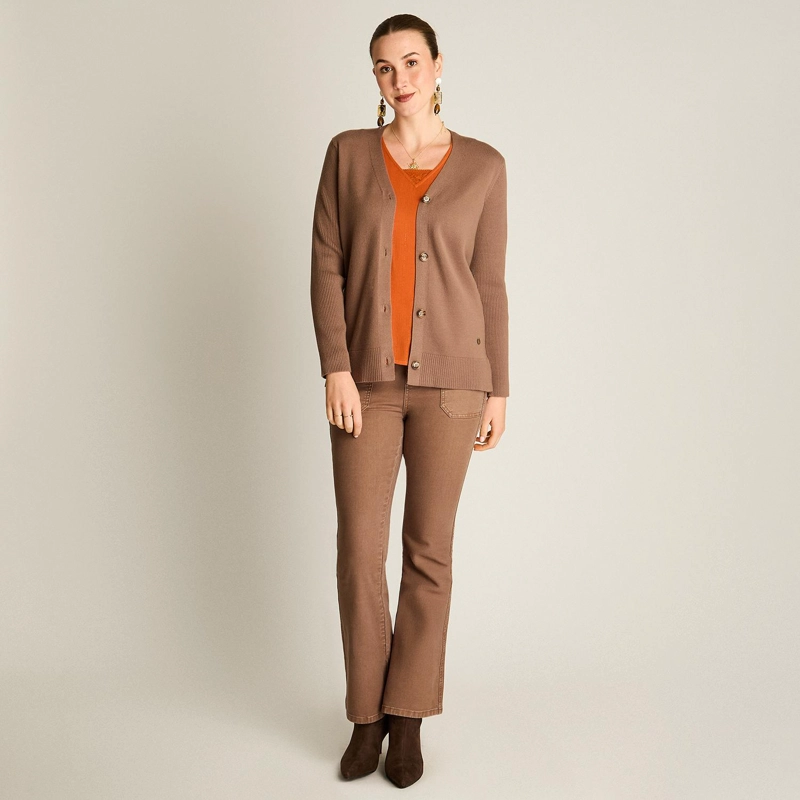 CARDIGAN TAUPE ESCOTE V CON BOTONES CAREY - 4