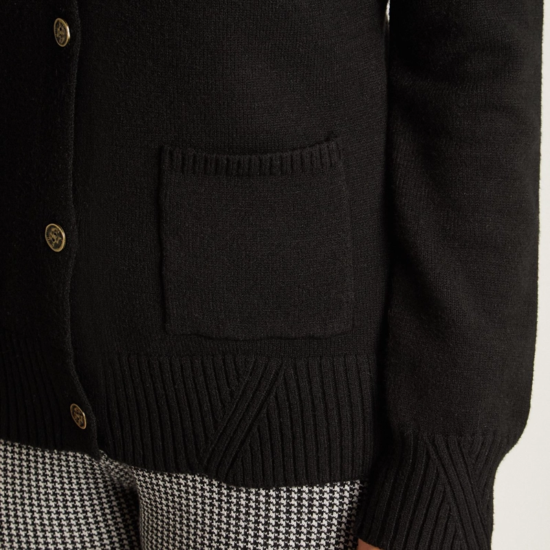 CARDIGAN NEGRO CON CUATRO BOTONES Y BOLSILLOS - 3